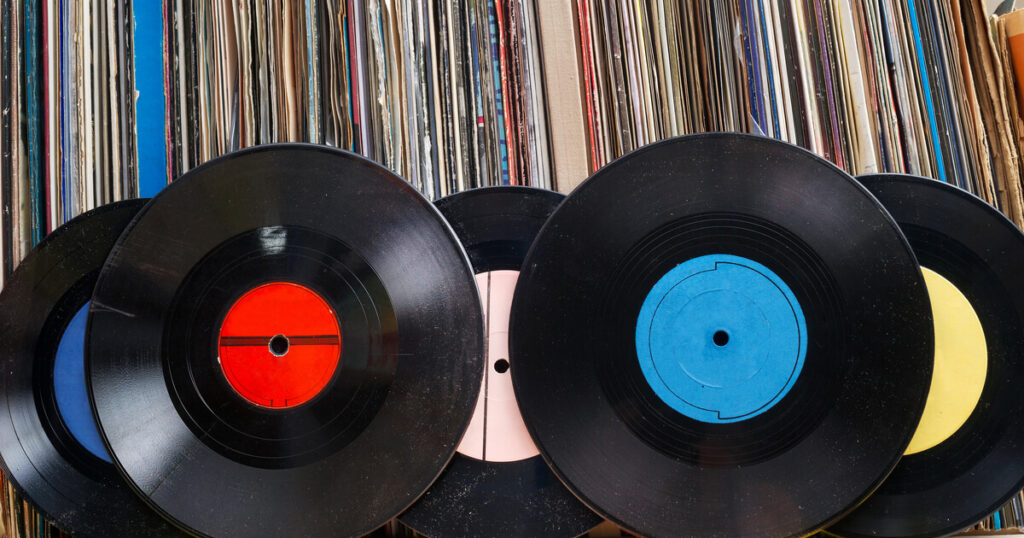 レコードとレコードのパッケージが並ぶ棚