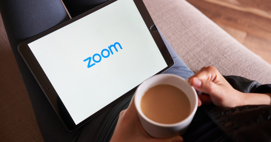 zoomと表示されているパソコン