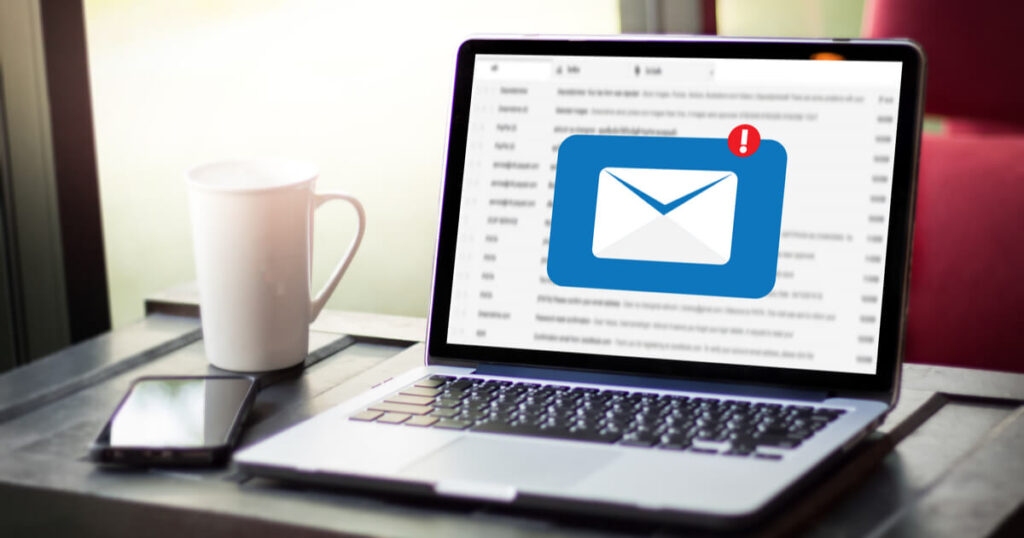 メールのアイコンが表示されたパソコン
