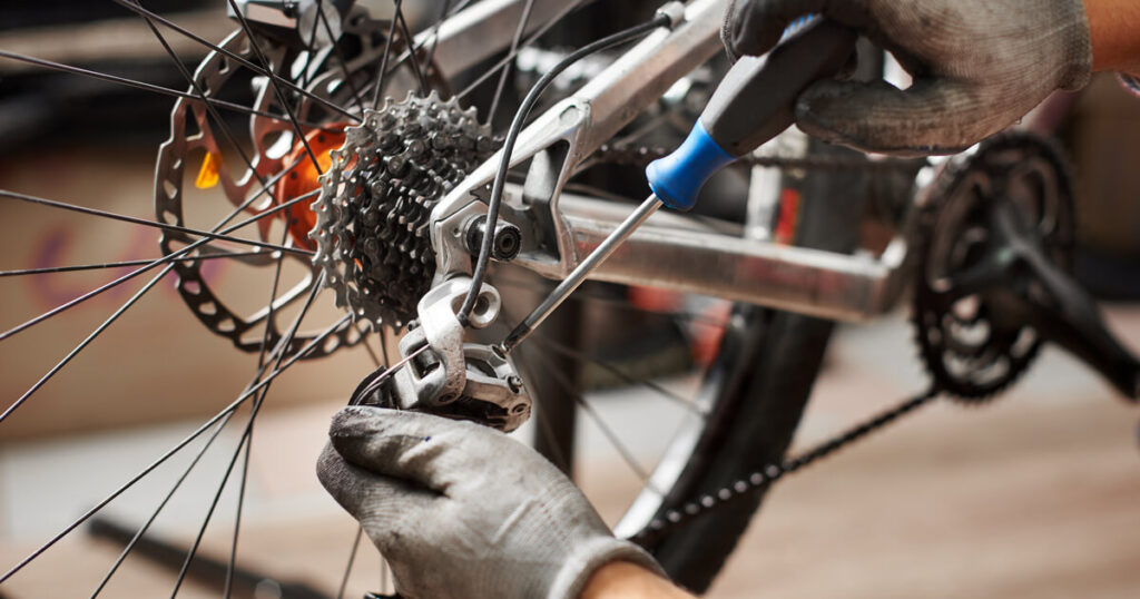 自転車を修理する人